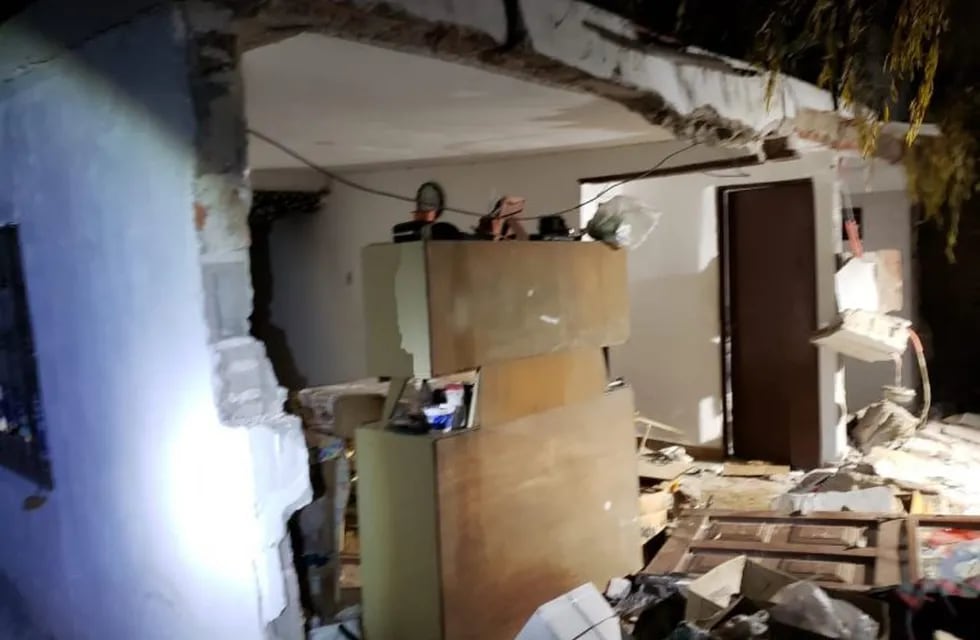 La casa se derrumbó casi de manera total tras la explosión de la garrafa en la casa de barrio Banda Norte en Río Cuarto.