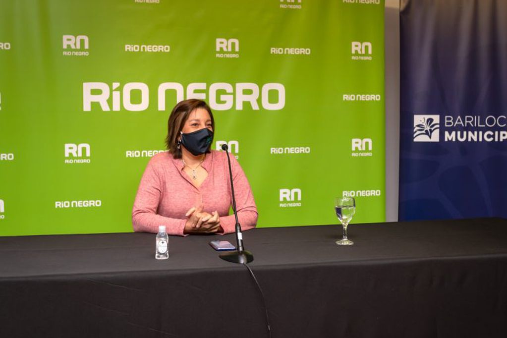 Arabela Carreras, gobernadora de Río Negro, anunció que 14 municipios regresarán a fase 1 tras el brote de casos de coronavirus (web).