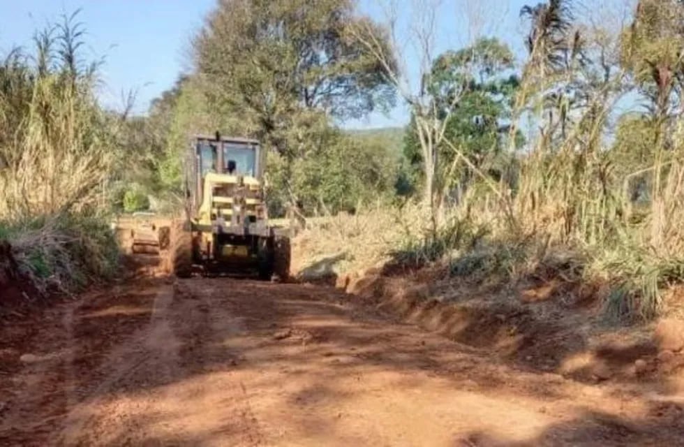 La municipalidad de Bernardo de Irigoyen trabaja en la reparación de caminos rurales