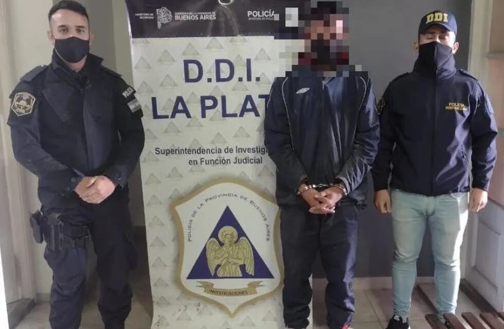 El hombre detenido está acusado de golpear, amenazar e incendiar la casa de su ex pareja en La Plata.