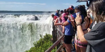 Se espera que las Cataratas del Iguazú supere los 9 mil visitantes diarios durante este fin de semana largo