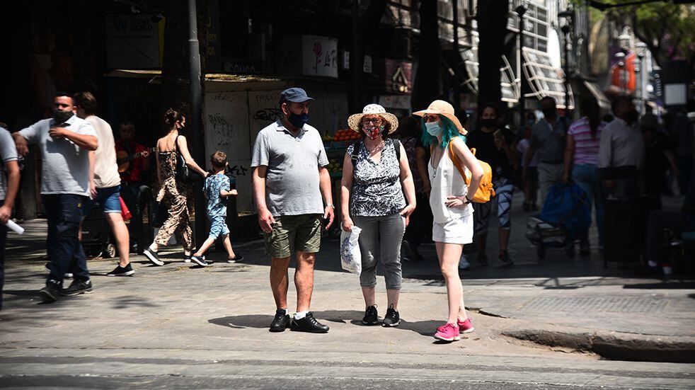 Cordoba el 29 de October de 2021 calor verano temperatura clima tiempo gente con sombrero en foco Foto: Pedro Castillo