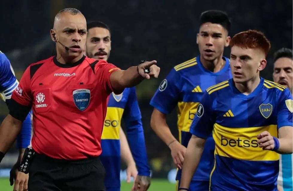 El VAR apoyó la decisión del arbitro de anular el gol tempranero de Boca.