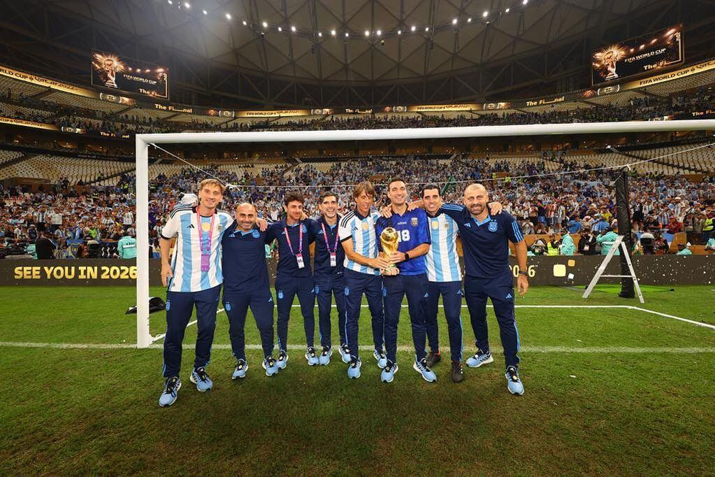 El cuerpo técnico de la Selección Argentina festejó el triunfo y levantó la Copa del Mundo.
