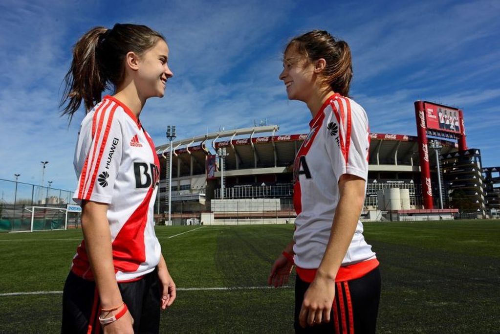 Gemelas estrellas de River Plate:  Solo juegan enfrentadas cuando es un partido entre amigos. (Foto: Clarín)