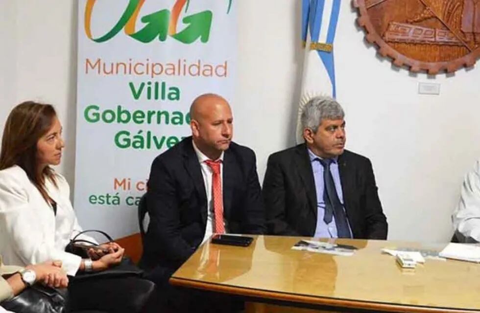 Jorge Baclini (derecha) pidió que se revise el expediente que su subalterno había archivado. (Prensa Municipalidad Villa Gobernador Gálvez)