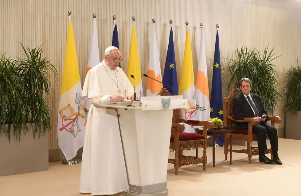 El papa Francisco recalcó la importancia de cuidar a las democracias de los populismos y los imperios. Foto DPA/La Voz.