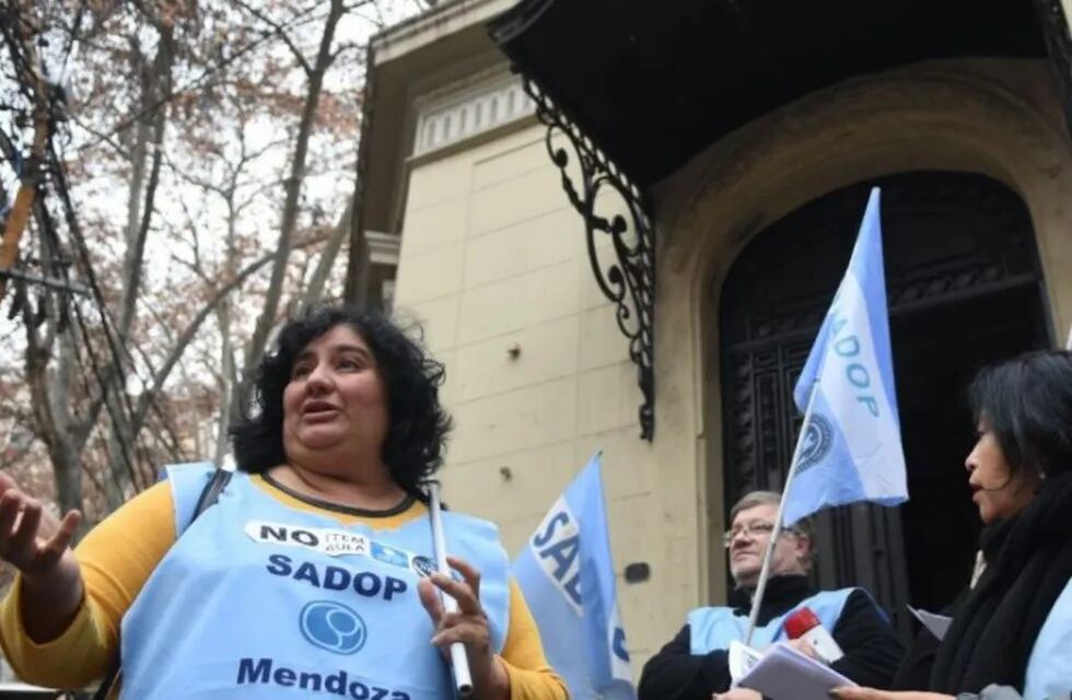 Docentes nucleados en el Sindicato Argentino de Docentes Privados (Sadop) se concentraron en el Arzobispado de Mendoza