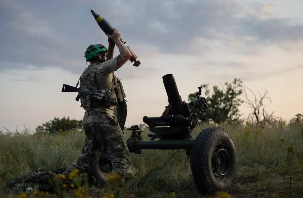 ARCHIVO - Un militar ucraniano de la tercera Brigada de Asalto dispara un mortero de 122 mm hacia posiciones en el frente cerca de Bájmut, en la región de Donetsk, el domingo 2 de julio de 2023. Empleados de una firma ucraniana de armas conspiraron con funcionarios del Ministerio de Defensa para desviar casi 40 millones de dólares destinados a comprar 100.000 proyectiles de mortero de la guerra con Rusia, según indicó el sábado 27 de enero de 2024 el servicio de seguridad ucraniano. (AP Foto/Alex Babenko, Archivo)