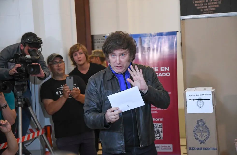 El candidato presidencial de La Libertad Avanza (LLA), Javier Milei, votó este mediodía en Buenos Aires (Télam).