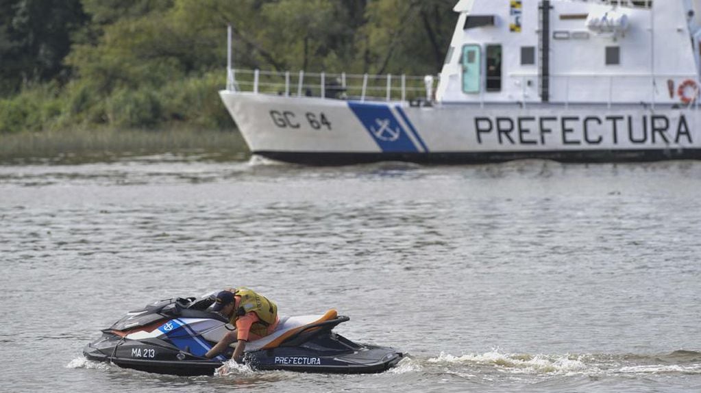 Personal de Prefectura Naval en el momento en que realizaba la búsqueda de Manuel Storani en el río Luján.