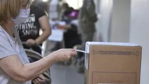 La votación en el Colegio Florencio Escardo de barrio Müller (Ramiro Pereyra/LaVoz).