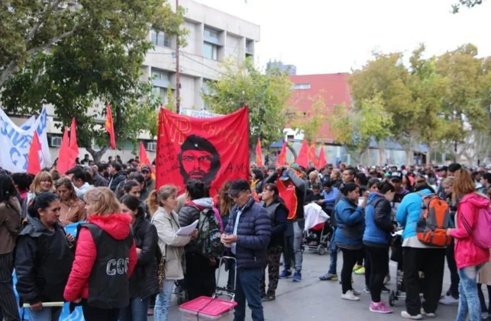 Los manifestantes llevaron pancartas con reclamos de todo tipo contra el Gobierno Nacional.