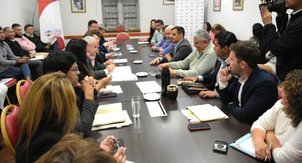La Comisión de Educación de la Cámara de Diputados provincial recibió a la ministra de Educación, Miriam Serrano, y funcionarios de su equipo, para una reunión con amplio temario.