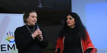 La diputada provincial Sofía Masutti y la especialista en ludopatía, Débora Blanca.