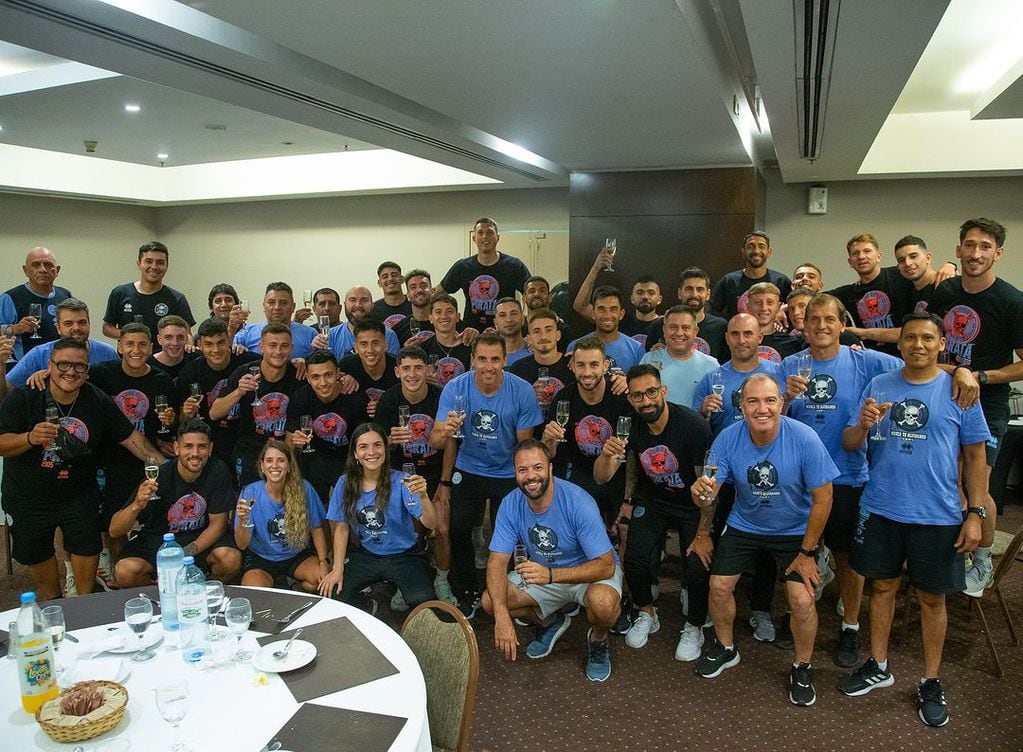 Belgrano celebrando la clasificación a la Copa Sudamericana 2024, previo al duelo con Racing.