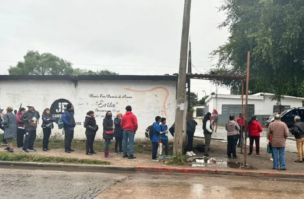 Vecinos de un barrio de Córdoba reclamaron en una parada de línea de colectivos.