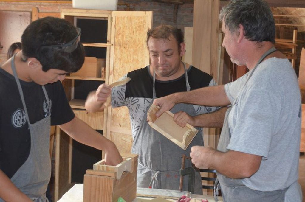 En el taller de carpintería realizan diversas actividades de manera didáctica (Juan Cruz Rico).