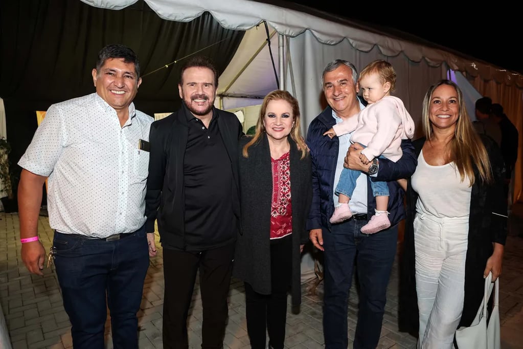 La familia Morales asistió a la jornada del sábado del Festival de la Avicultura 2023, donde fue recibida por el intendente de Santa María de Punilla, Dardo Gabriel Zanotti, y el dúo Pimpinela, uno de los números centrales de la noche.