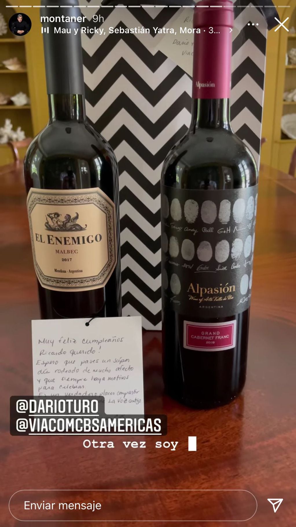 Ricardo Montaner recibió dos vinos mendocinos de regalo. 