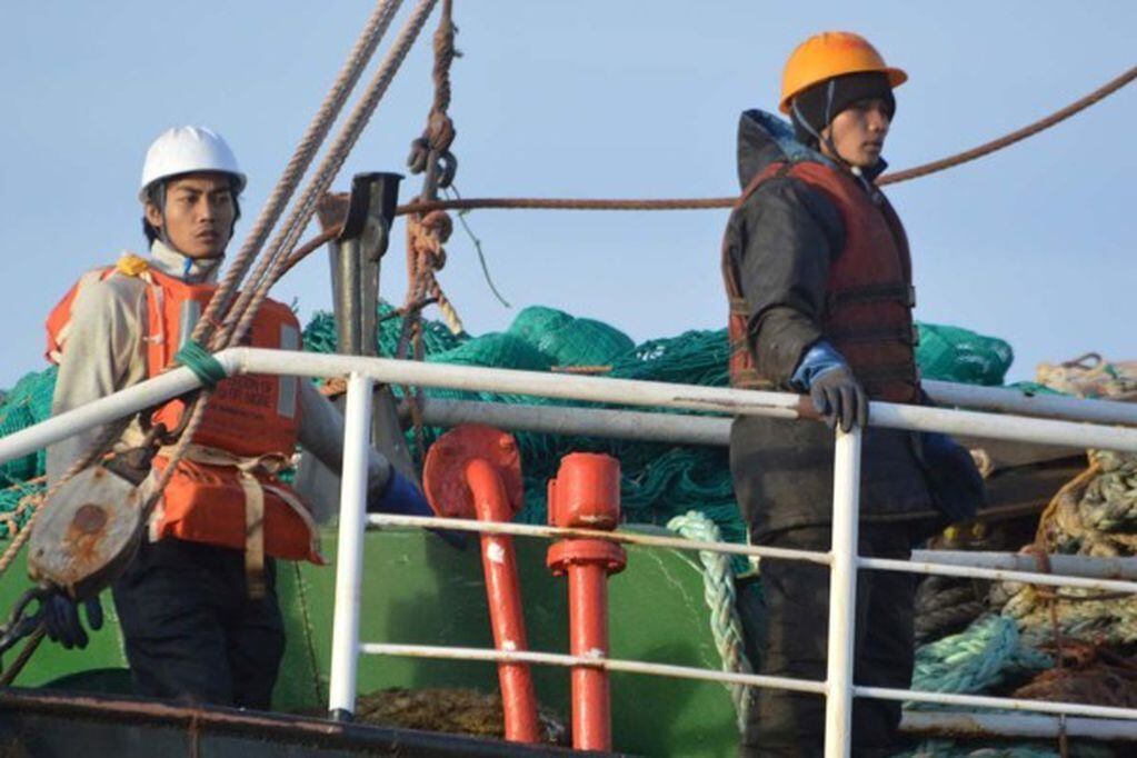 Tripulantes del buque coreano