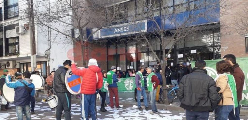 Protestas en la puerta de ANSES. Foto gentileza Nuevo Diario