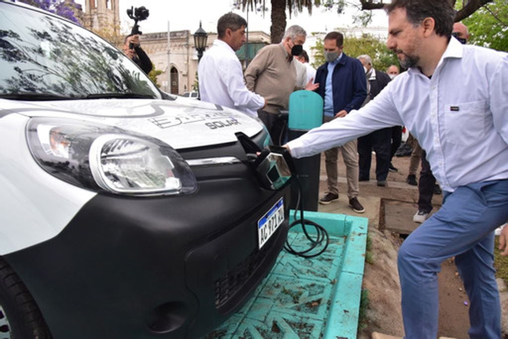 Presentación del primer punto de carga para autos eléctricos en Villa María. (La Voz)
