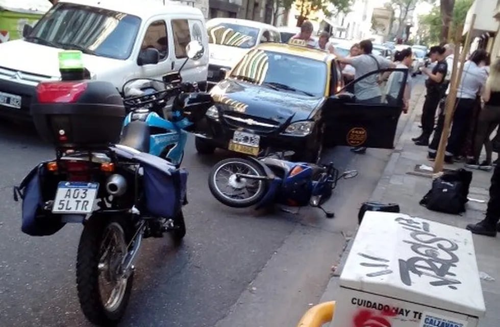 Taxi chocó a una moto en Italia y Rioja