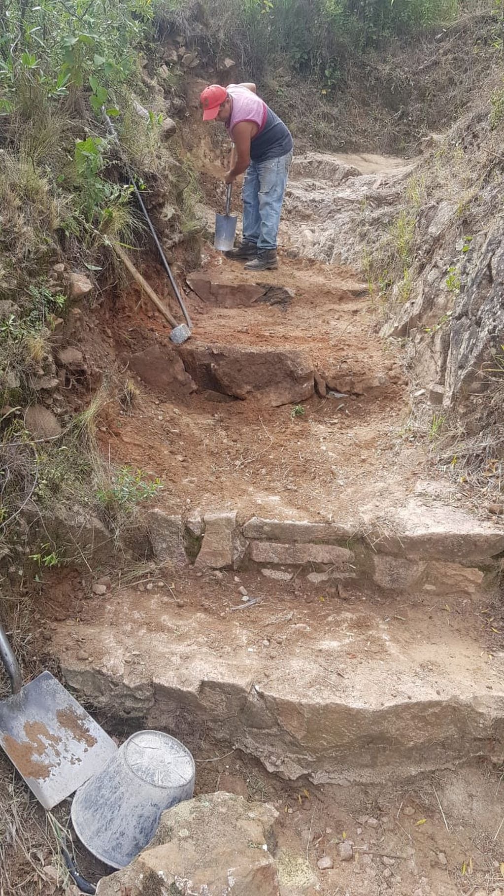 Limpian y mejoran los accesos y senderos del Cerro La Cruz.