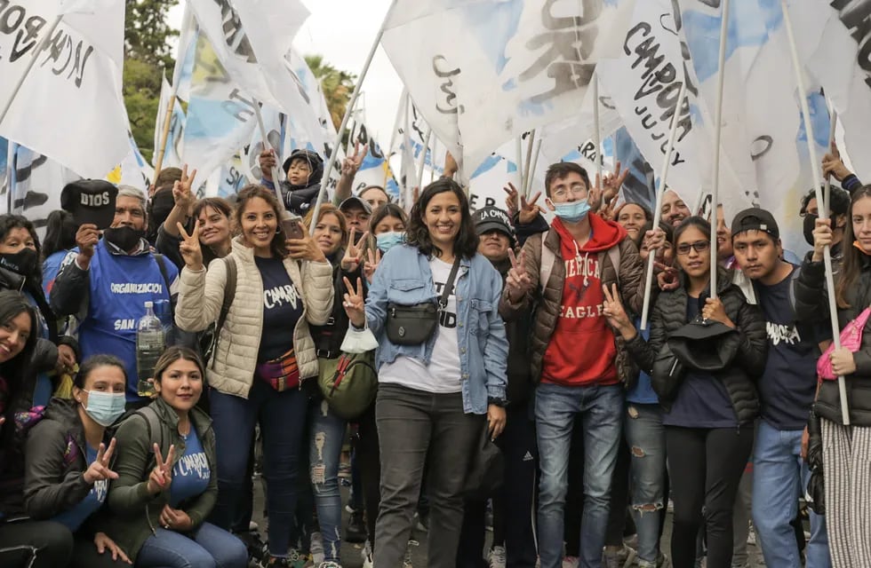La diputada por Jujuy Leila Chaher (al centro), en la marcha por el Día Nacional de la Memoria, por la Verdad y la Justicia, que se realizó en la ciudad de Buenos Aires.