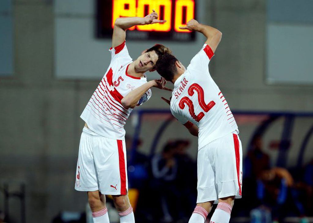 Timm Klose y Fabian Schaer celebrando un gol para Suiza, país del cual es nacionalizado, en el Mundial 2018 (REUTERS/Albert Gea)