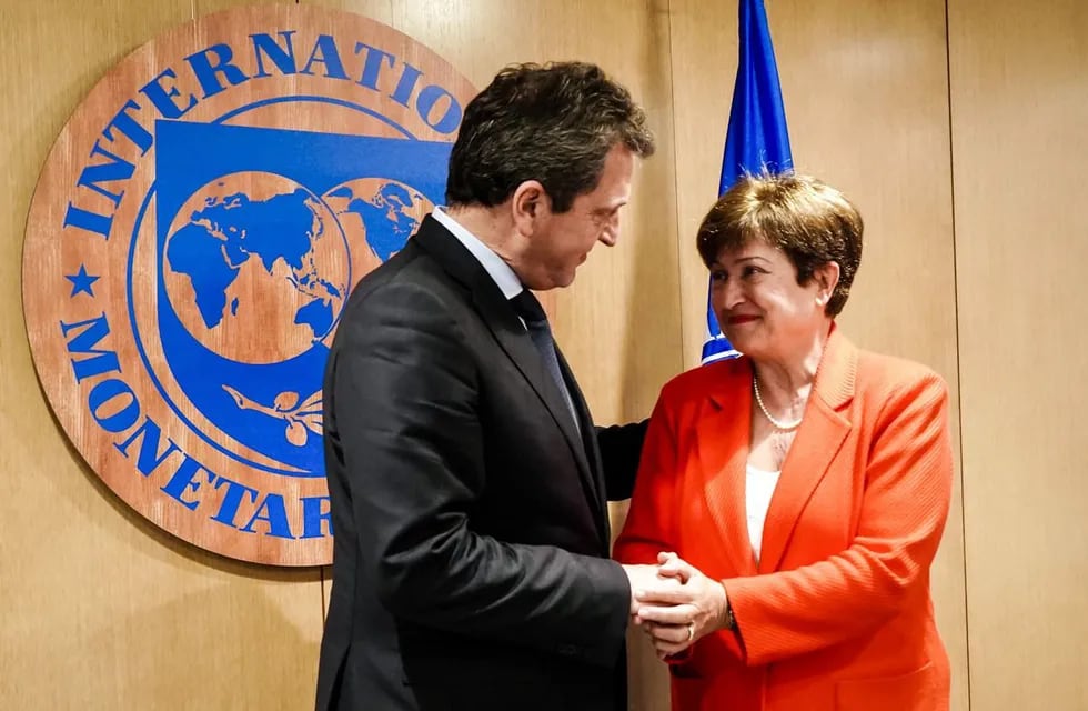 Sergio Massa junto a la directora gerente del Fondo Monetario Internacional, Kristalina Georgieva. Foto: La Voz.