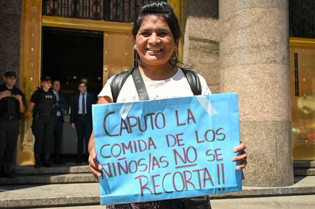 La organización social marchó al Ministerio de Economía y también en el ingreso al country donde vive Luis Caputo. Foto: Barrios de Pie