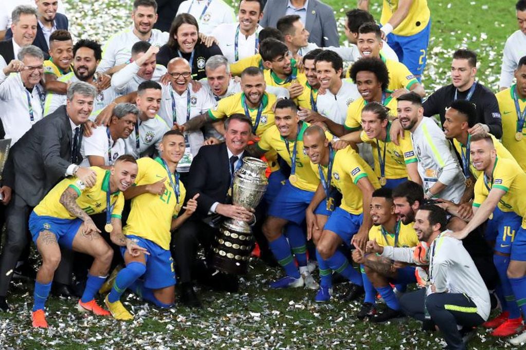 Jair Bolsonaro, presidente de Brasil, se acercó para tener su foto con la Copa. (AP Photo/Natacha Pisarenko)