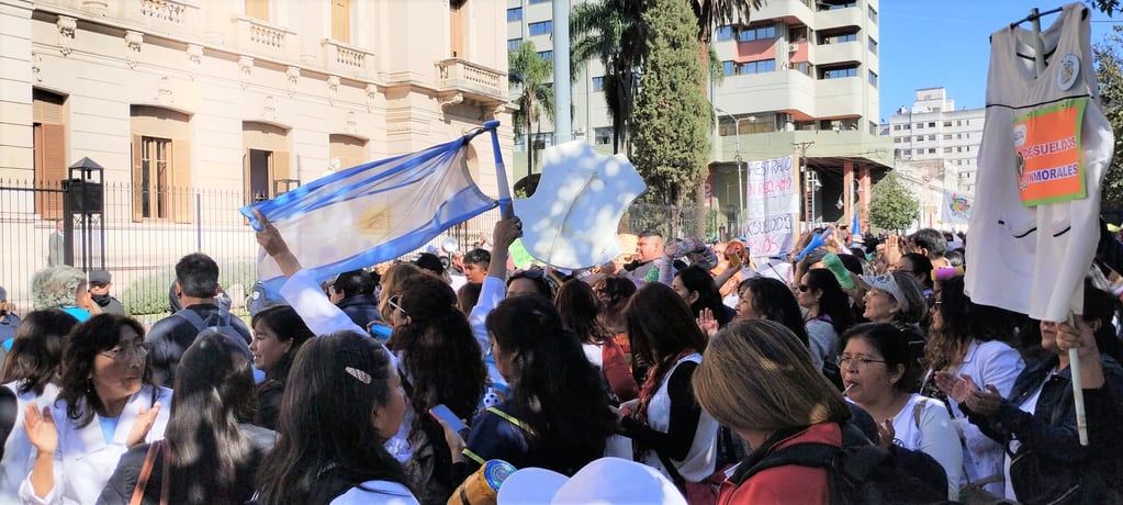 La "marcha de delantales blancos" de la docencia recorrió las calles de San Salvador de Jujuy este martes haciendo escuchar los reclamos sindicales del sector.