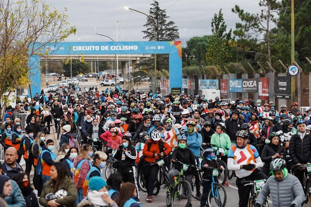 Córdoba se mueve sobre dos ruedas al ritmo de su Vuelta Ciclística. (Ramiro Pereyra / La Voz)