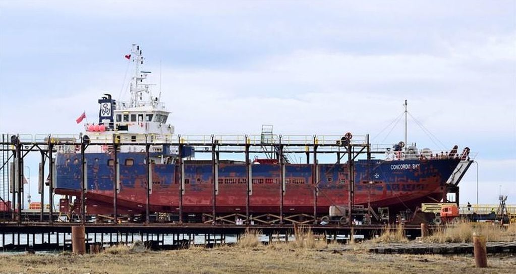 "Concordia Bay", barcaza interislas de Malvinas, en carro de varadura del Astillero ASMAR Magallanes, Punta Arenas - Chile.