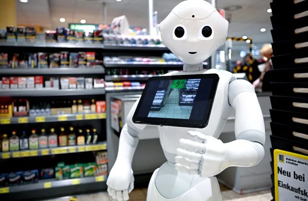 Lindlar (Germany), 31/03/2020.- A humanoid robot named 'Pepper' interacts with shoppers at a supermarket belonging to the Edeka chain, in Lindlar, western Germany, 31 March 2020. Pepper, who was actually developed as a robotic nurse, helps customers keep a safe distance between each other in order to minimize transmission of the SARS-CoV-2 coronavirus that causes the pandemic COVID-19 disease. According to the German federal disease control agency, the Robert Koch Institute, the number of COVID-19 cases in Germany has exceeded the 67,000 mark, while some 650 deaths have been recorded so far. (Alemania) EFE/EPA/SASCHA STEINBACH