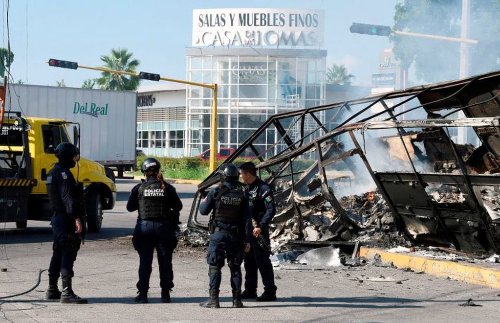 La policía, luego del enfrentamiento con miembros del cartel de Sinaloa. (AFP)