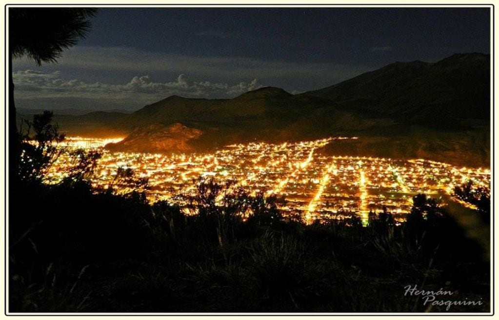 Imagen nocturna de la ciudad,sacada desde uno de los miradores que tiene Esquel.