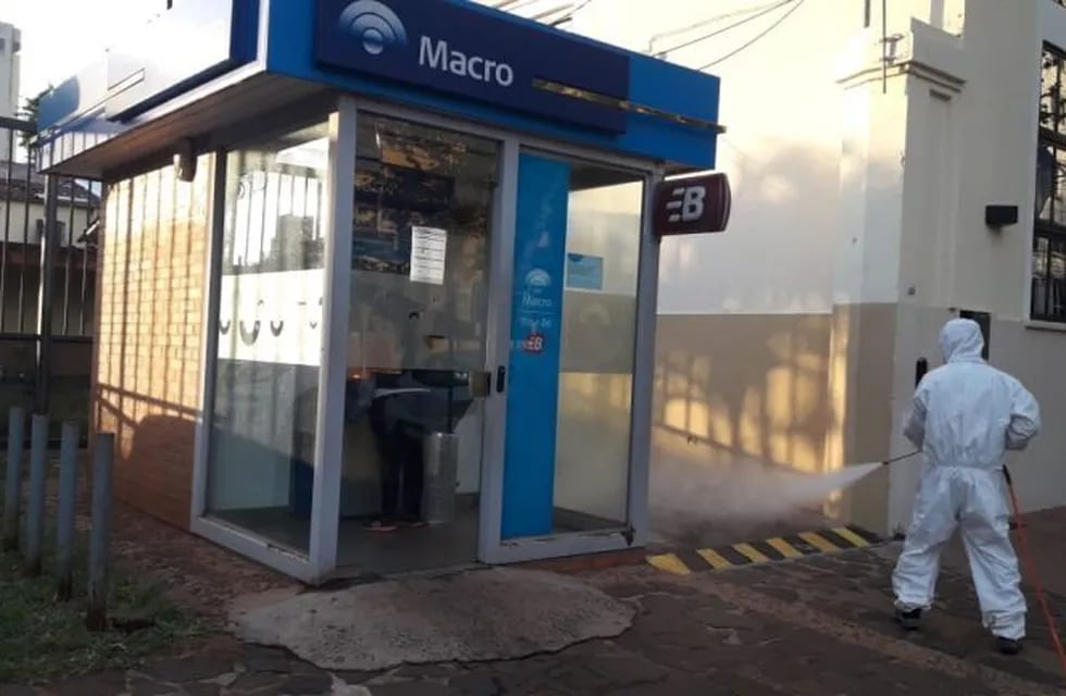 Desinfección de un cajero automático del Macro en la Municipalidad de Posadas. (Mun. de Pdas.)