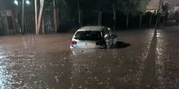 Puerto Iguazú: una mujer quedó atrapada dentro de su vehículo en una calle inundada