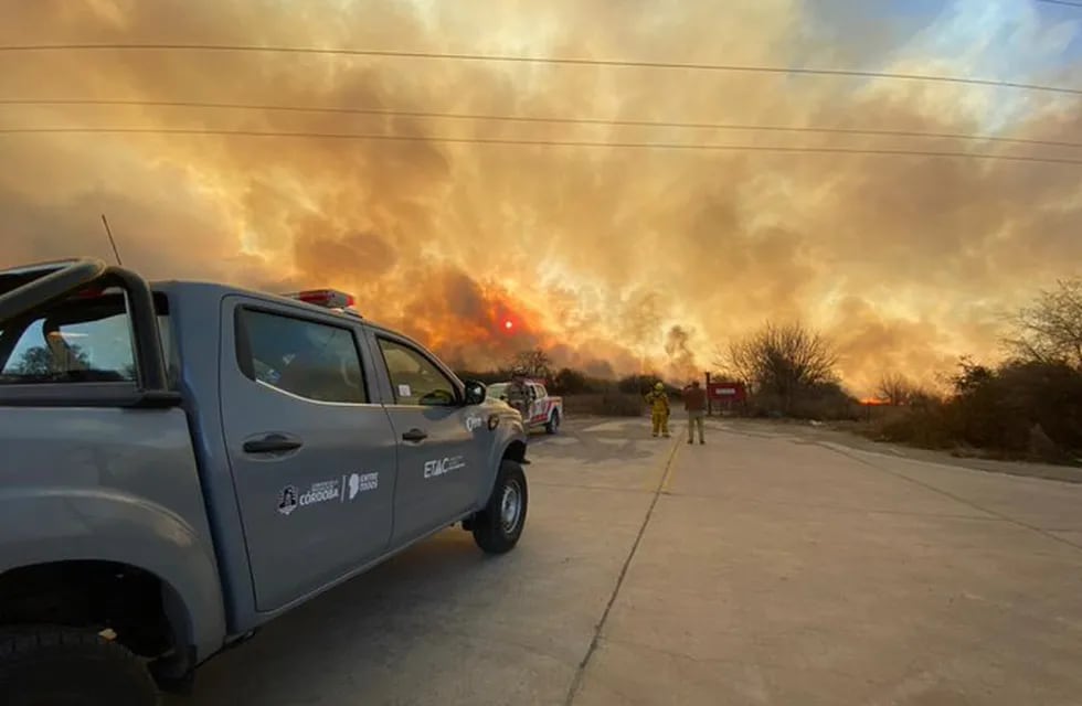 El incendio en la zona de Malagueño es combatido por los bomberos. (La Voz)