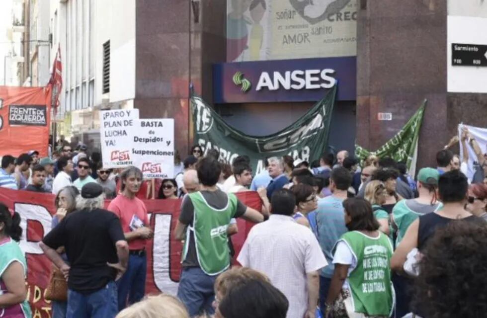 La protesta de ATE Rosario concentró desde las 10 en Sarmiento y Rioja. (Rosario Nuestro)