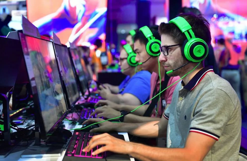 Headsets are worn to play the game Insurgency Sandstorm at the 24th Electronic Expo, or E3 2018, in Los Angeles, California on June 12, 2018, where hardware manufacturers, software developers and the video game industry present their new games. / AFP PHOTO / Frederic J. BROWN los angeles eeuu  evento Electronic Entertainment Expo 2018 e3 exposicion sobre la industria de los videojuegos muestra exhibicion de los nuevos videojuegos