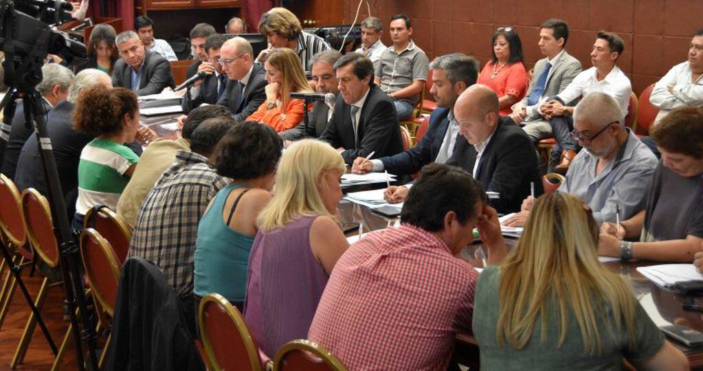 El ministro de Hacienda, Carlos Sadir, concurrió a la Legislatura para reunirse con la Comisión de Finanzas. El jefe de la cartera económica provincial presentó el proyecto de Presupuesto 2020.