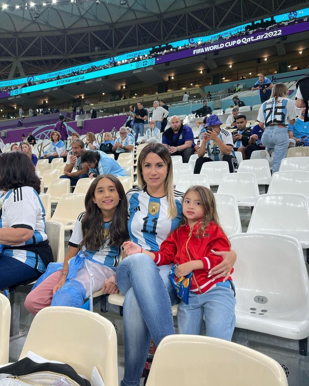 La rosarina y sus hijas vistieron la camiseta de "Fideo" en el Estadio Lusail.