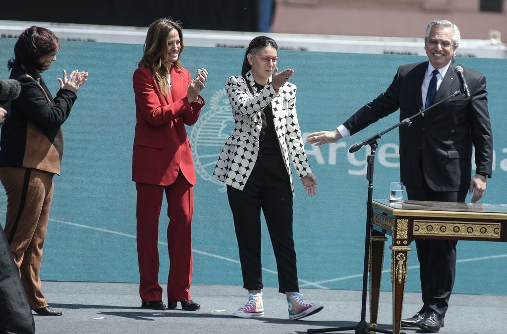 El presidente Alberto Fernández le toma juramento Ayelén Mazzina, junto a Victoria Tolosa Paz y Raquel Kelly Kismer de Olmos. Foto Federico Lopez Claro