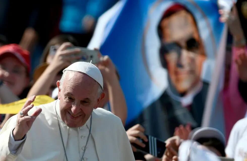 El papa Francisco en la canonización de Pablo VI y Romero. (AFP)