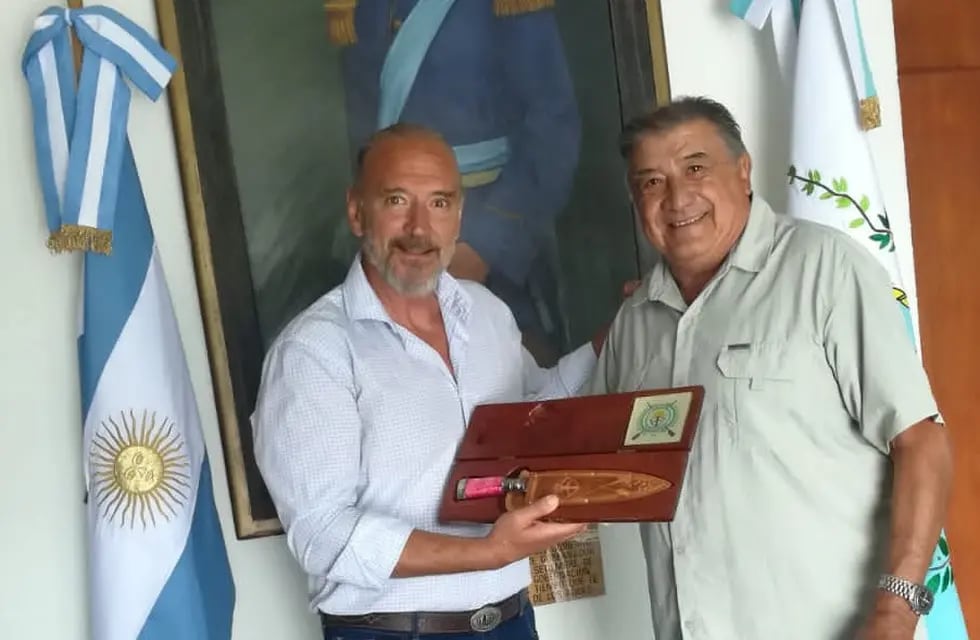 Luis Giachino, hijo de Delicia Rearte de Giachino y hermano del héroe mendocino de malvinas recibe el reconocimiento de la Fundación Pedro Giachino.